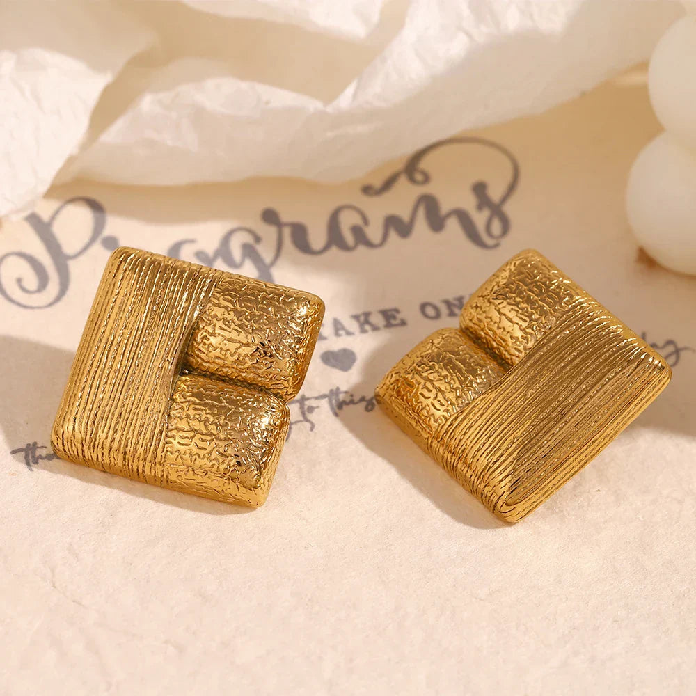 Brincos Geométricos de Ouro com Textura Elegante