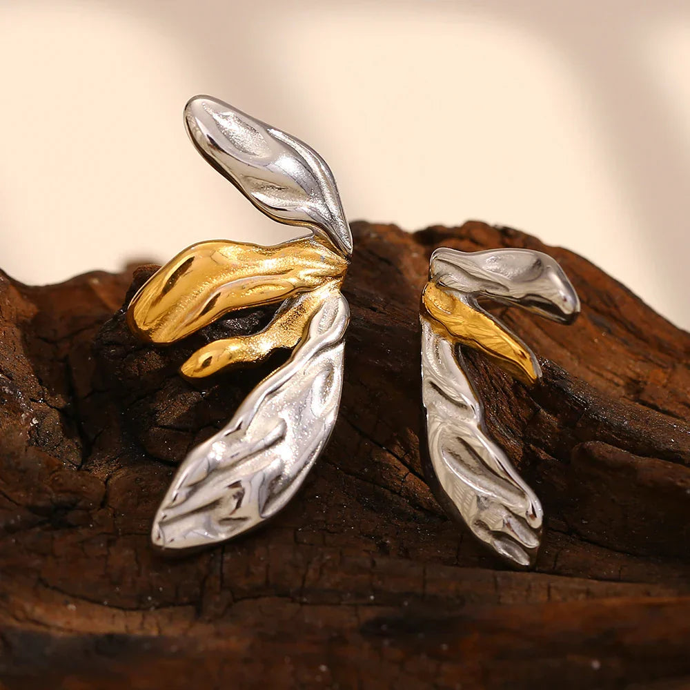 Brinco Assimétrico Flor de Lírio Banhado a Ouro 18K