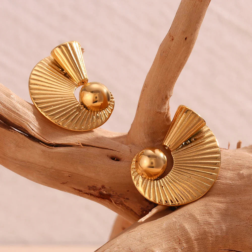 Brincos Espiral Dourados com Esfera Elegante