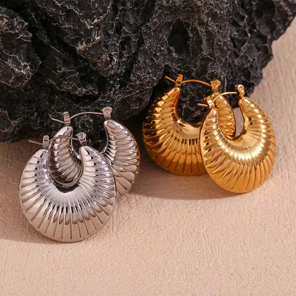 Brincos de Argola Elegantes com Design Ondulado