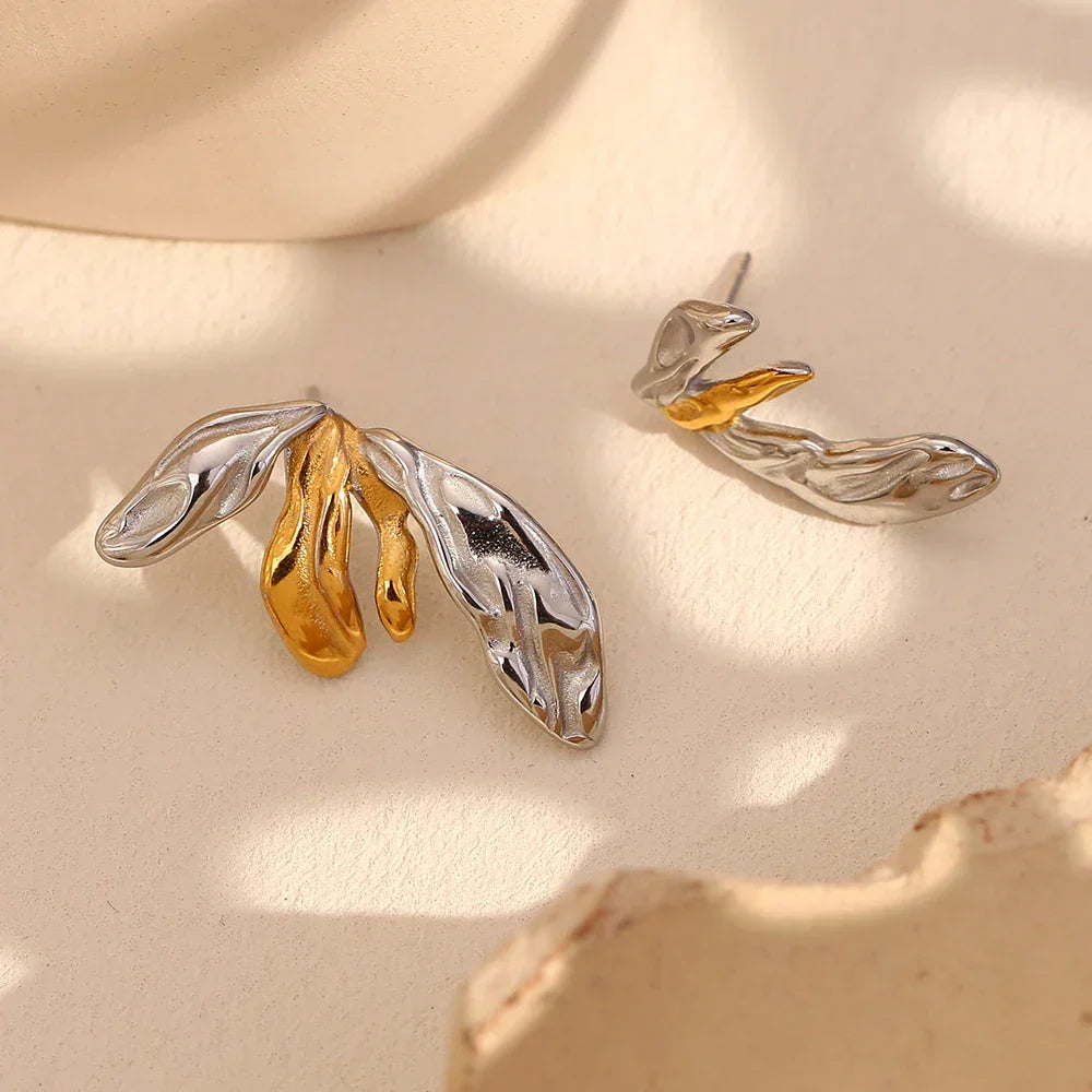Brinco Assimétrico Flor de Lírio Banhado a Ouro 18K