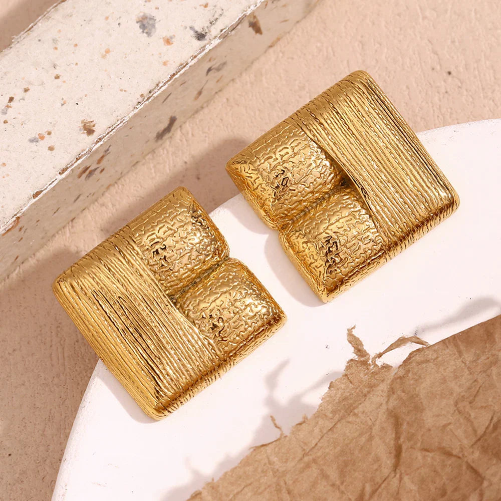 Brincos Geométricos de Ouro com Textura Elegante