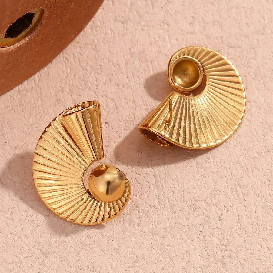 Brincos Espiral Dourados com Esfera Elegante
