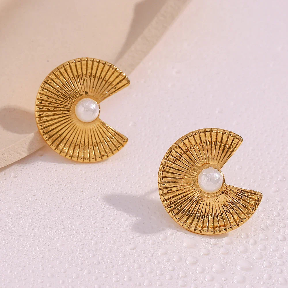 Brincos de Pérola com Design de Leque Dourado