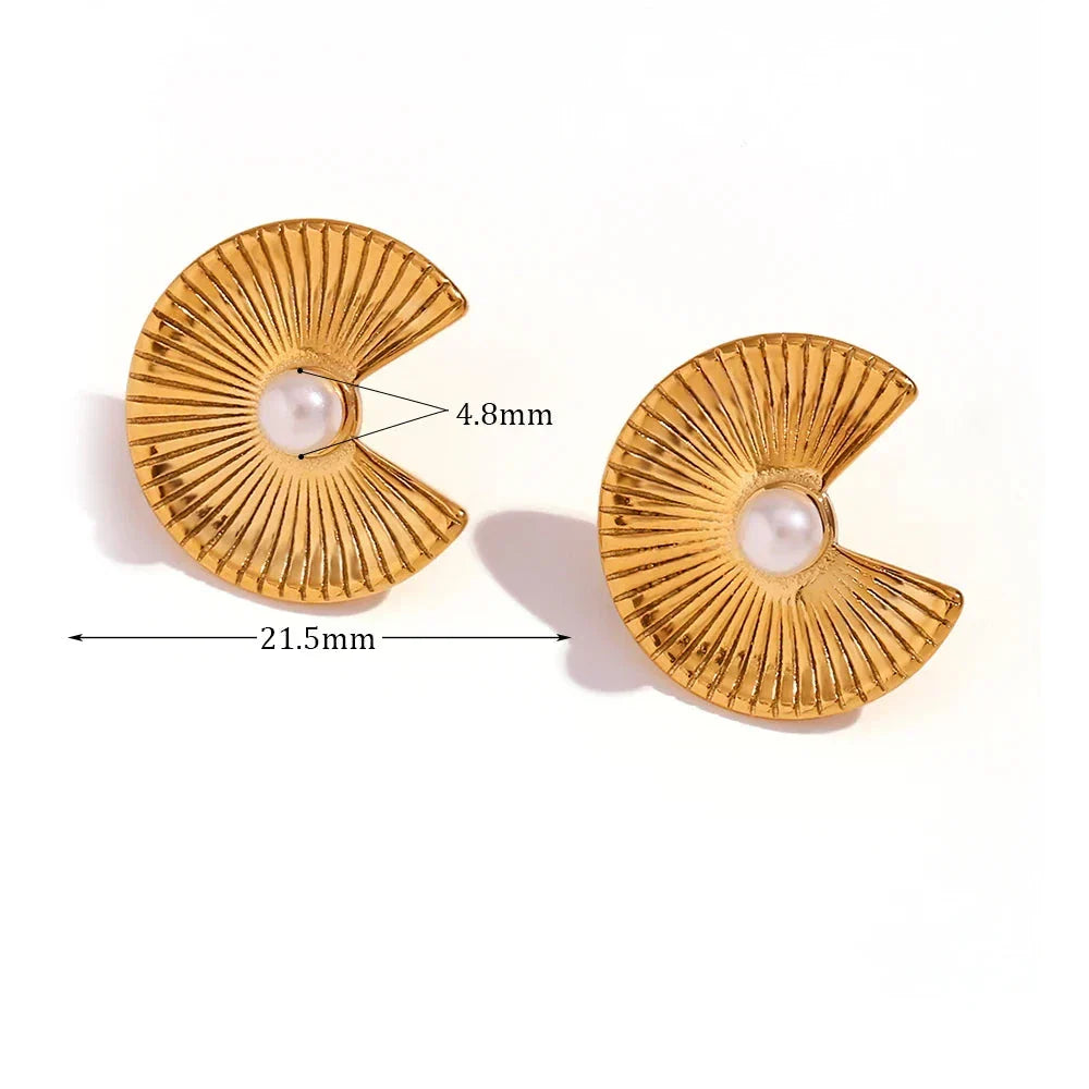 Brincos de Pérola com Design de Leque Dourado