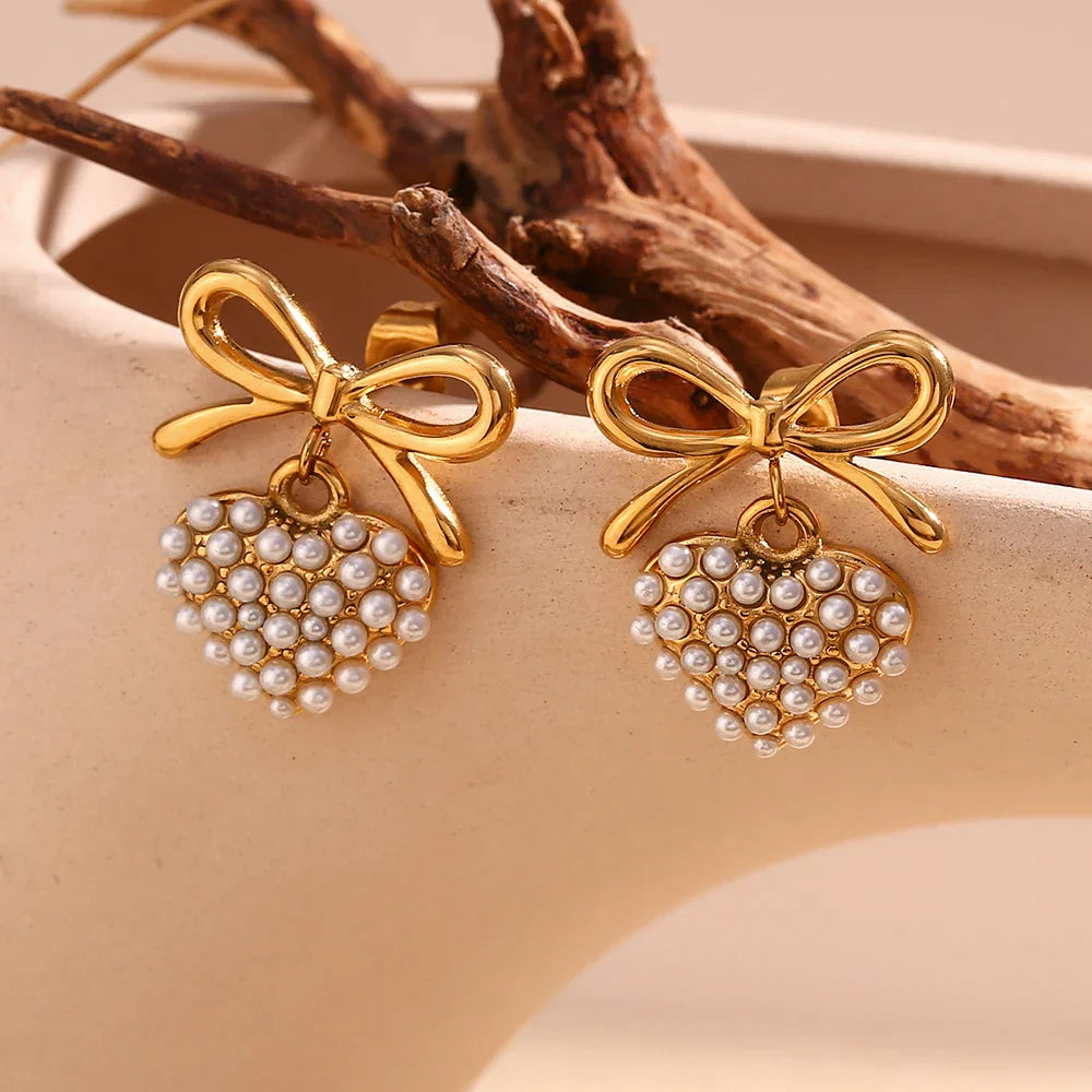 Brincos Elegância Pérola com Laço Dourado