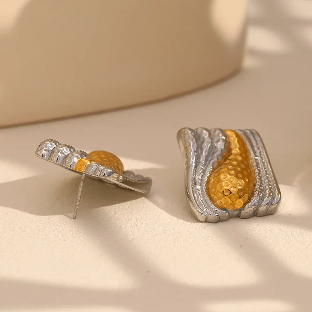 Brincos Elegantes de Aço Inoxidável com Detalhe Dourado