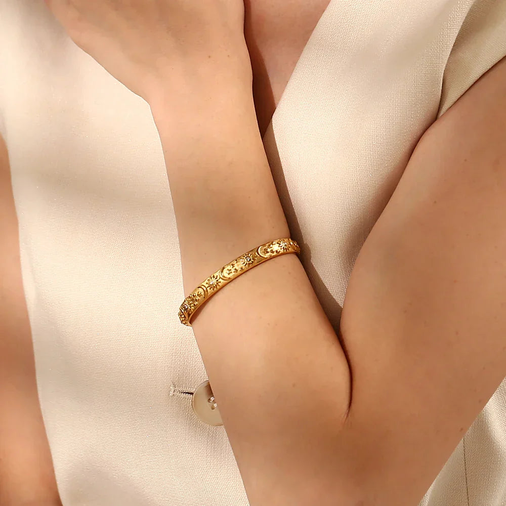 Pulseira Burnetts Joias Sol e Lua Banhada a Ouro