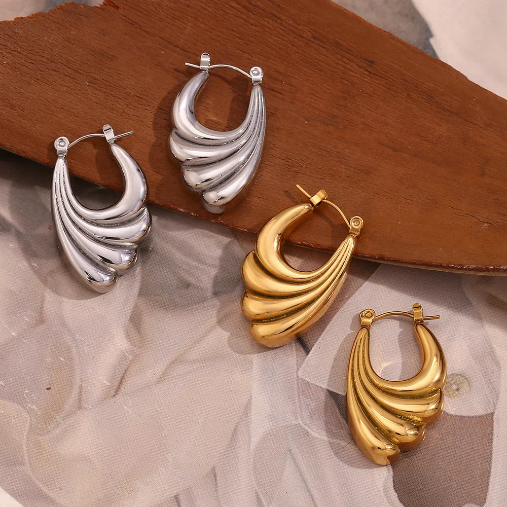 Brincos Elegância Ondulada em Aço Inoxidável TT