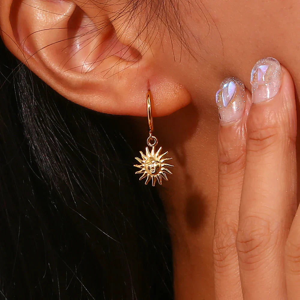 Brincos de Argola com Pingente de Sol Dourado