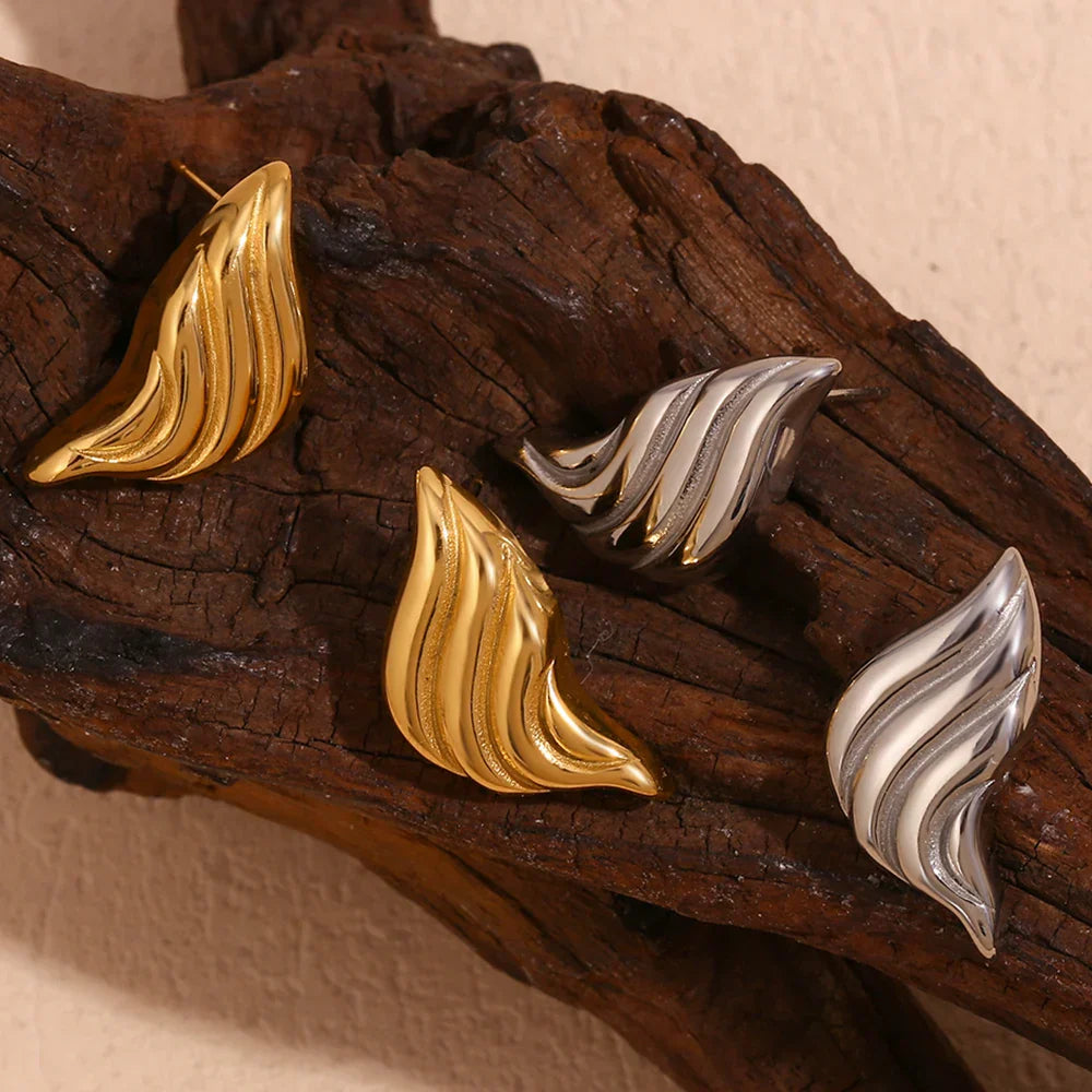 Brincos Elegantes de Gota com Design Fluido
