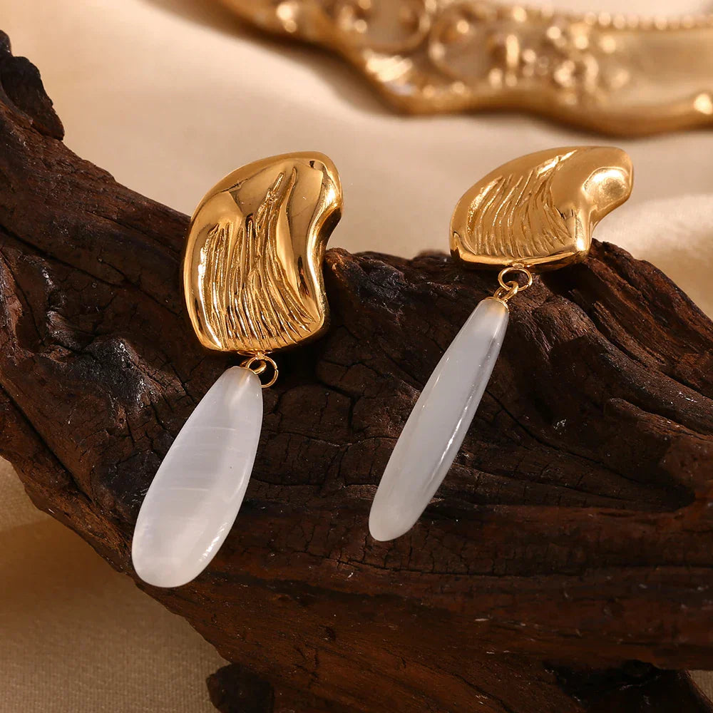 Brinco Gota de Água Banhado a Ouro 18K Burnetts