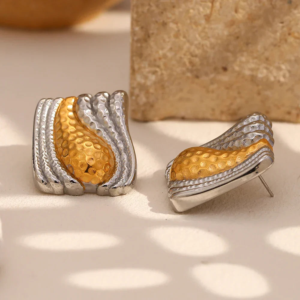 Brincos Elegantes de Aço Inoxidável com Detalhe Dourado