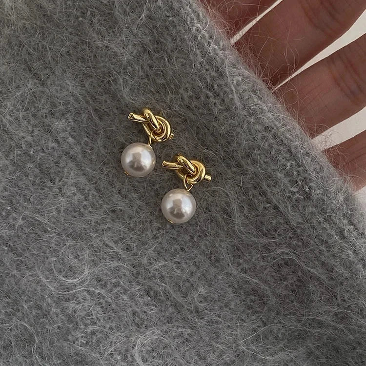 Brincos Nó de Gravata com Pérola em Prata 925
