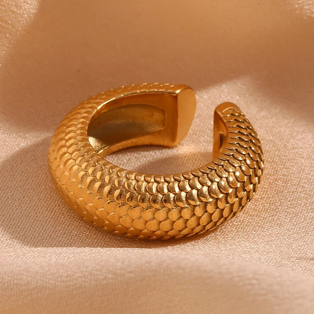 Brinco Elegante de Escama de Peixe Banhado a Ouro