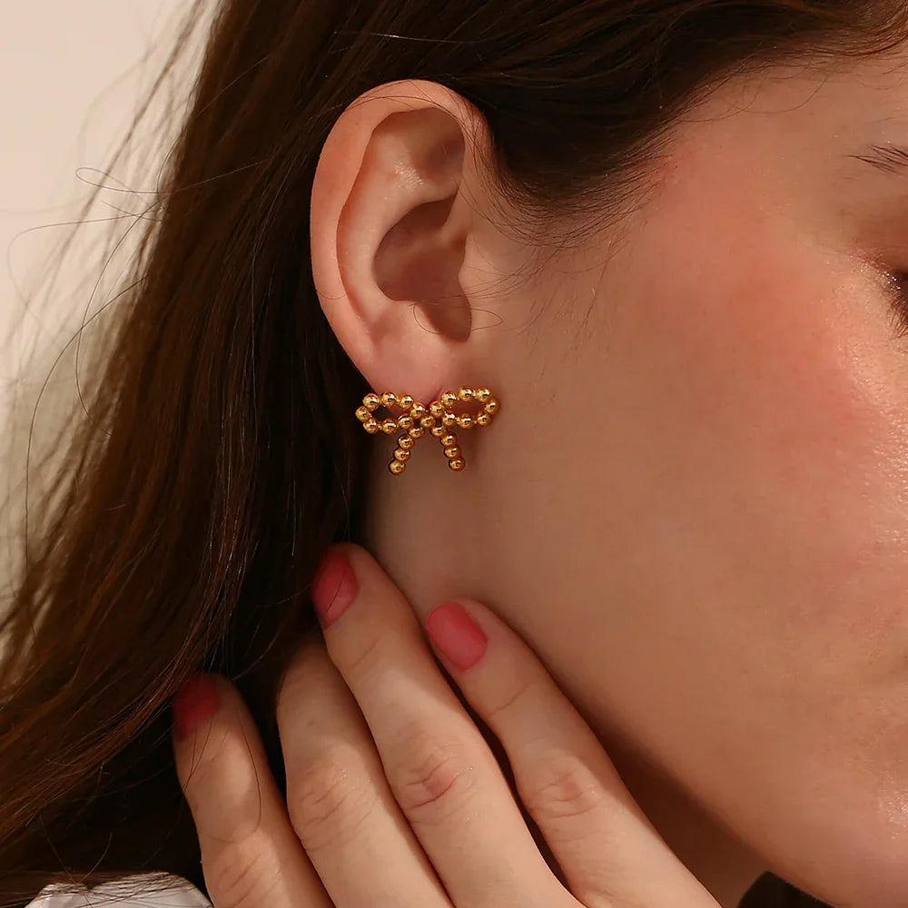 Brincos Elegantes de Laço com Pérolas Douradas