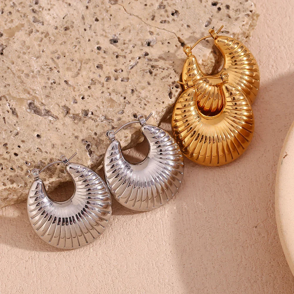 Brincos de Argola Elegantes com Design Ondulado