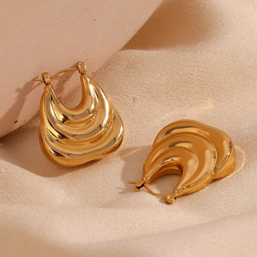 Brincos Elegantes em Camadas de Ouro