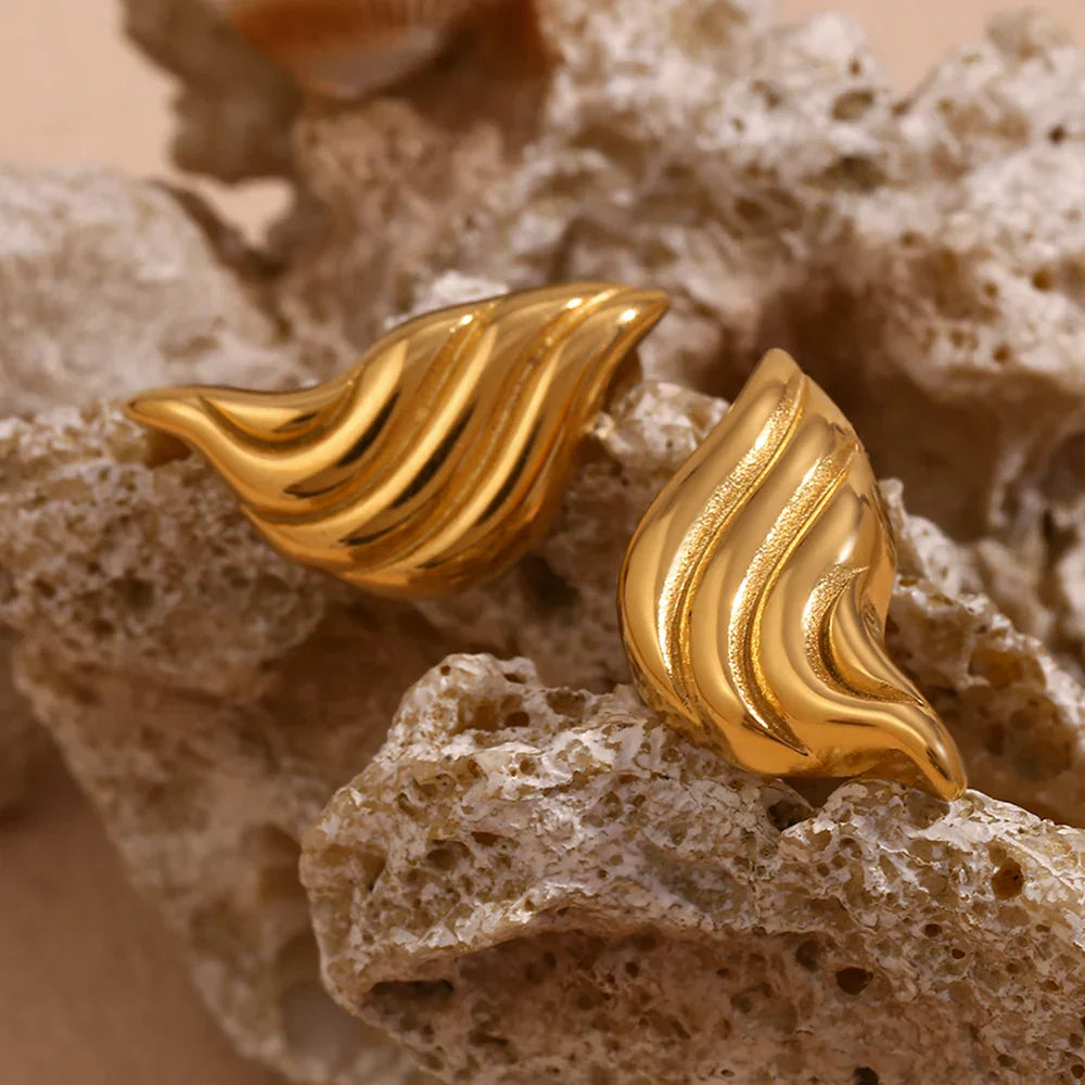 Brincos Elegantes de Gota com Design Fluido