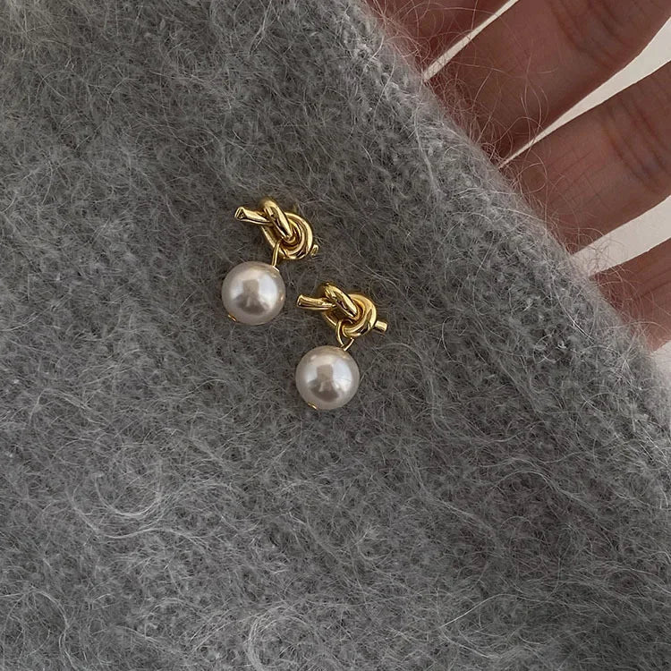 Brincos Nó de Gravata com Pérola em Prata 925