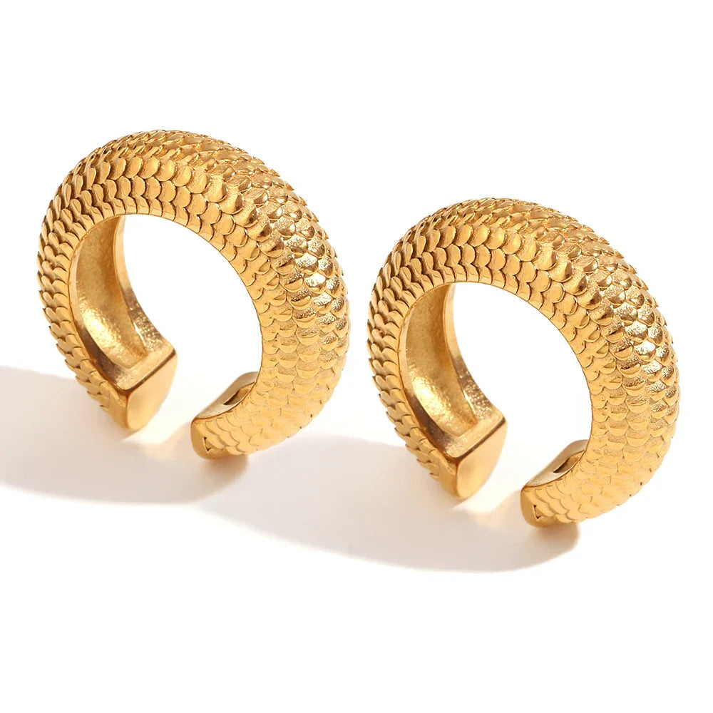 Brinco Elegante de Escama de Peixe Banhado a Ouro