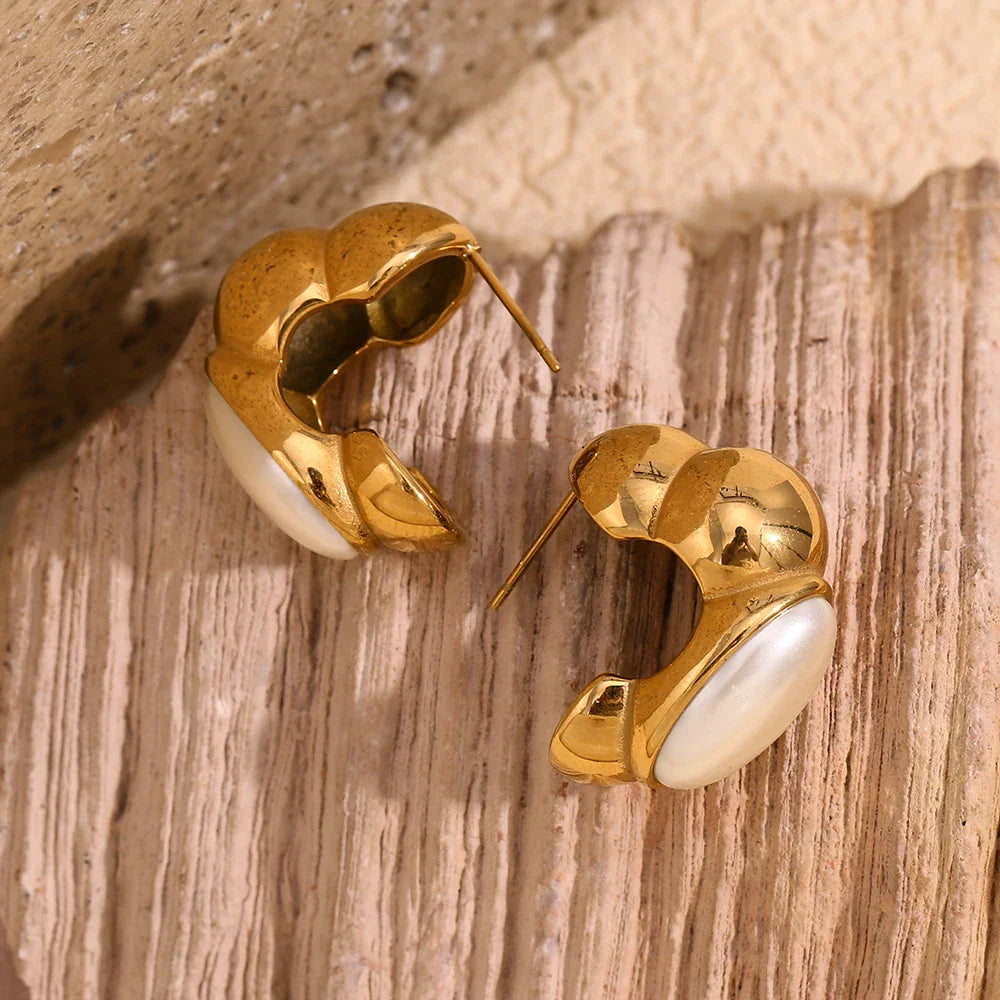 Brinco Elegante de Lagarta com Pérola