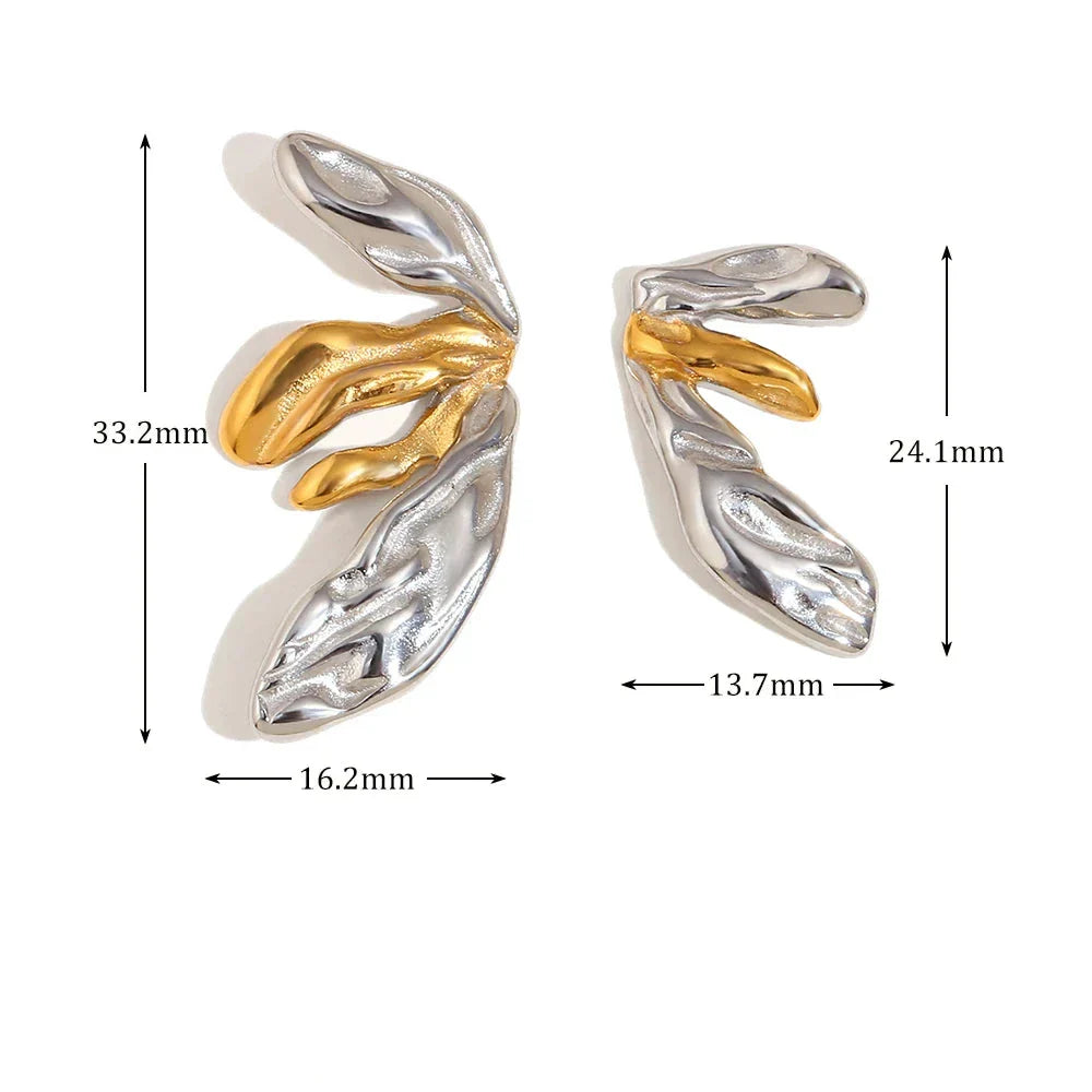 Brinco Assimétrico Flor de Lírio Banhado a Ouro 18K