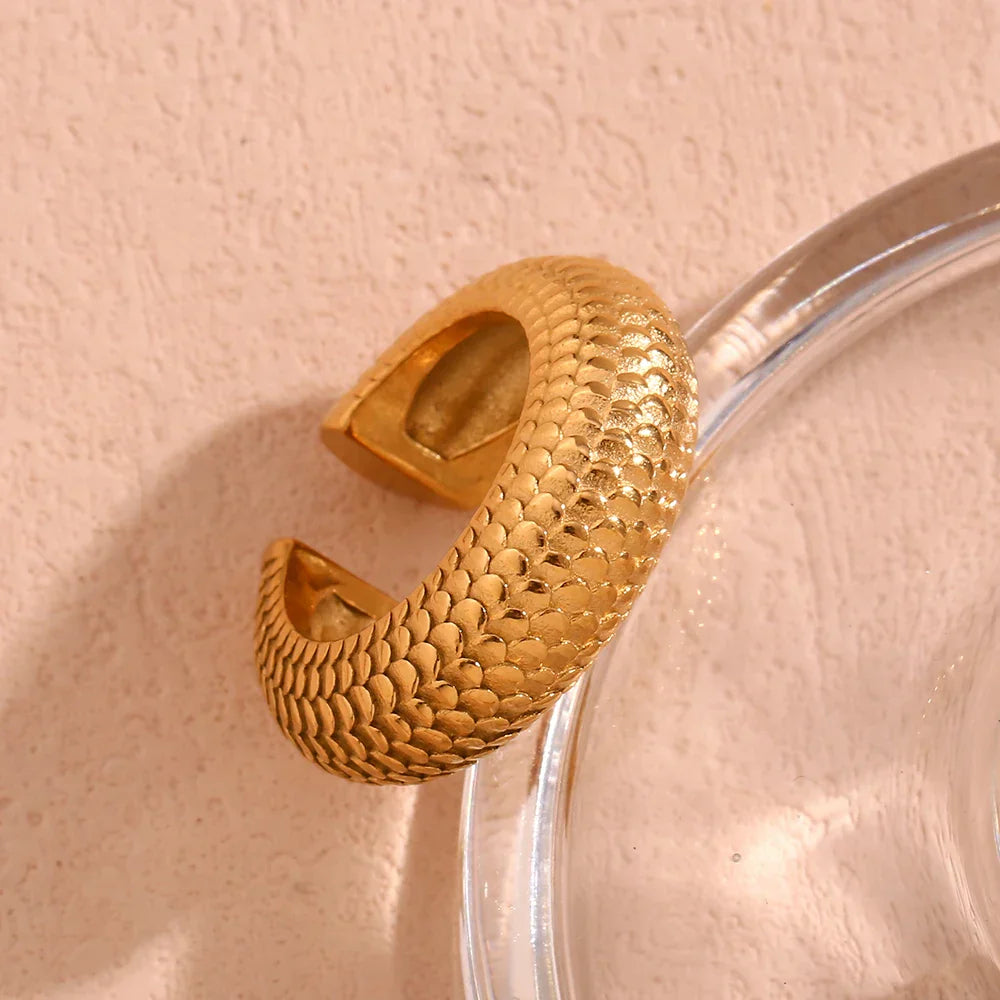 Brinco Elegante de Escama de Peixe Banhado a Ouro