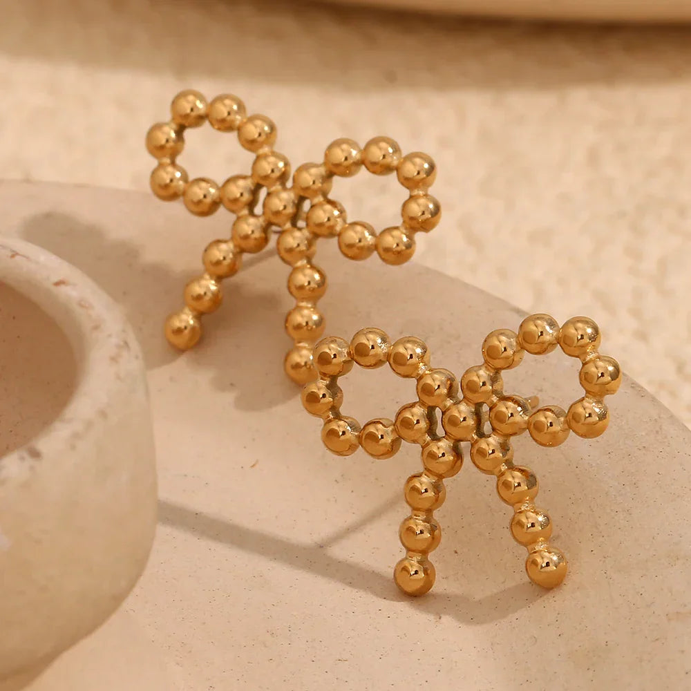 Brincos Elegantes de Laço com Pérolas Douradas