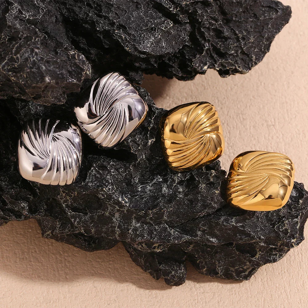 Brincos Geométricos Ondulados Banhados a Ouro