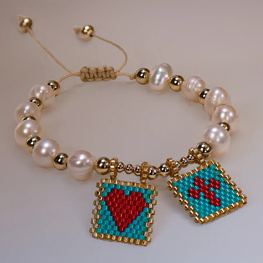 Pulseira de Pérolas com Coração e Cruz Boho