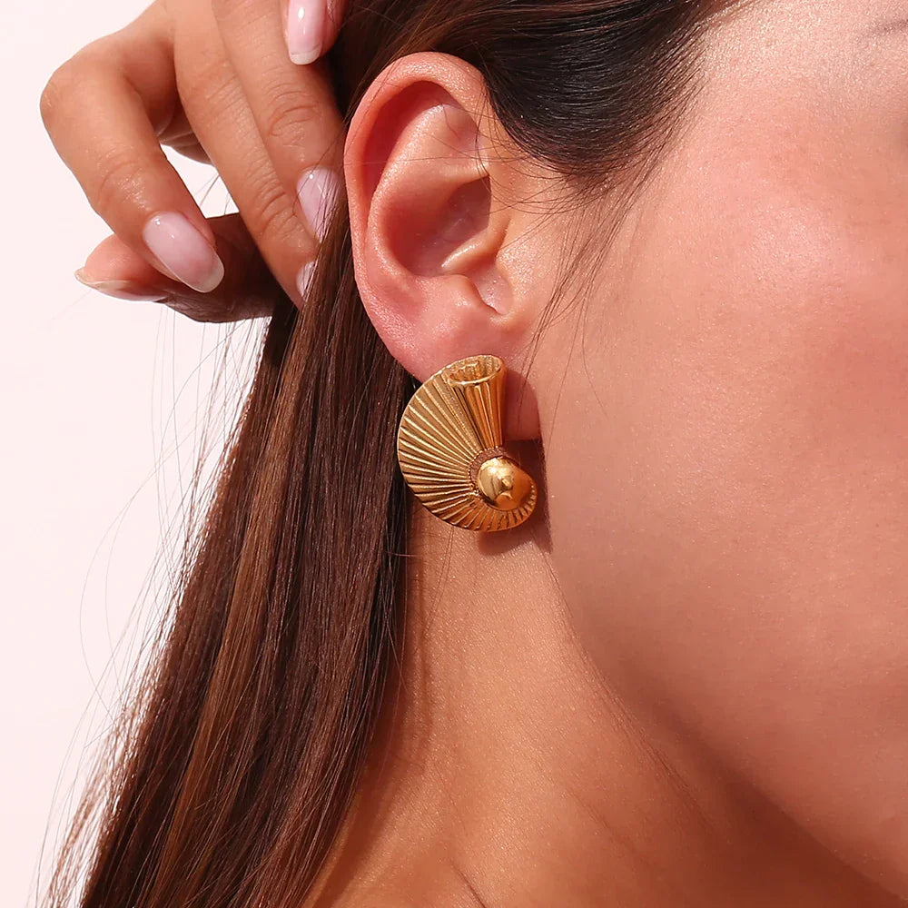 Brincos Espiral Dourados com Esfera Elegante