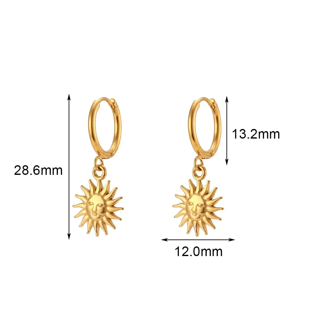 Brincos de Argola com Pingente de Sol Dourado
