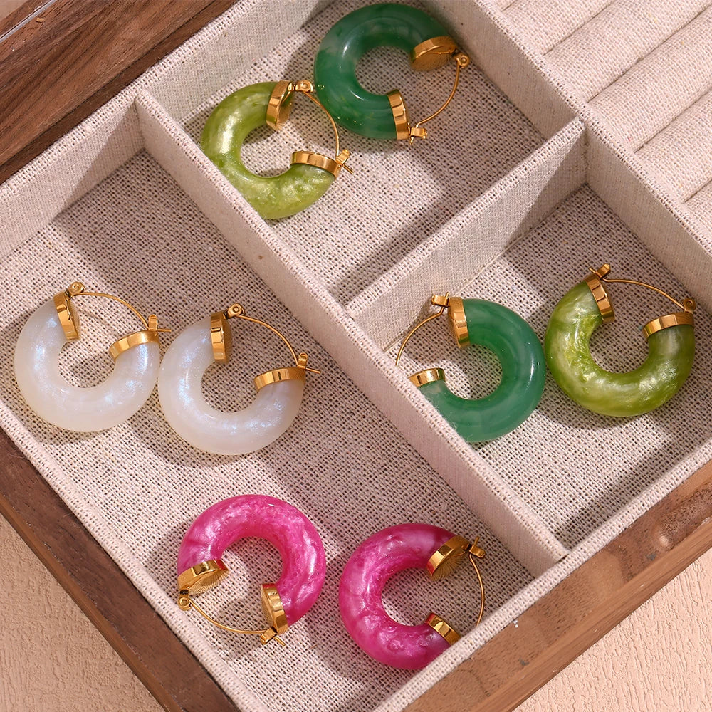 Brincos Acrílicos Elegantes em Tons Vibrantes