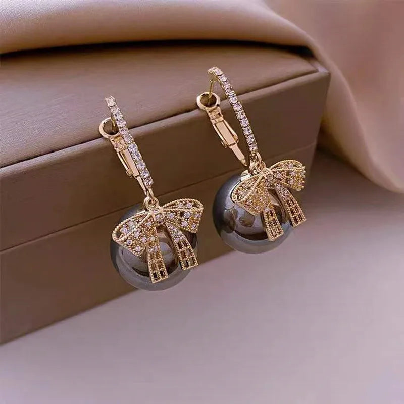 Brincos Luxuosos de Zircônia com Laço e Pérola