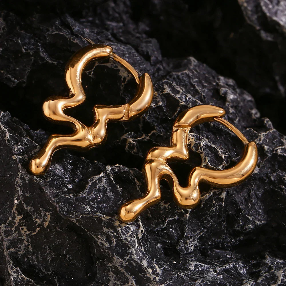 Brincos Elegantes de Gota Dourada