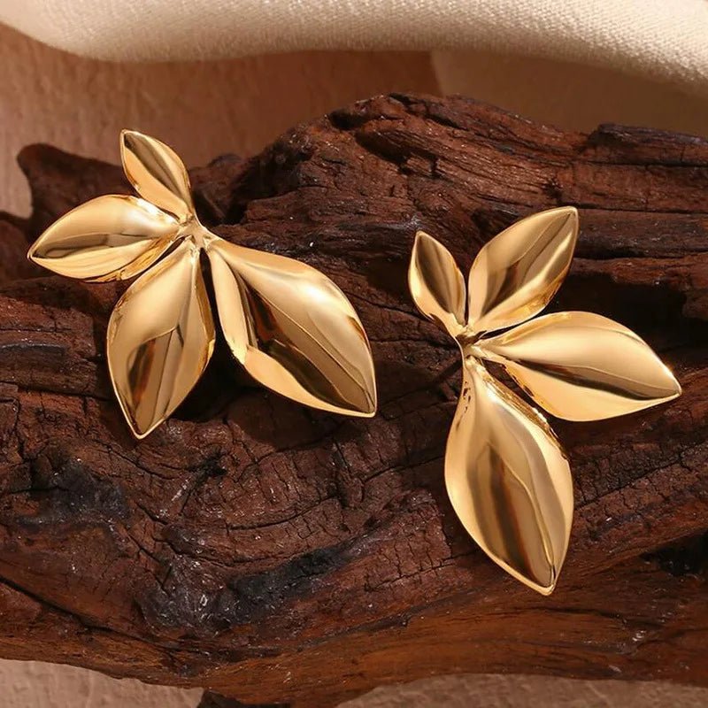 Brinco Flor Lisa Banhado a Ouro 18k - Tudo Tem