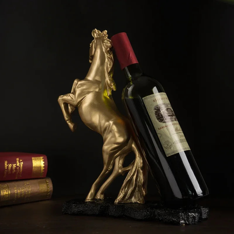 Suporte para Vinho Cavalo de Guerra Dourado em Resina
