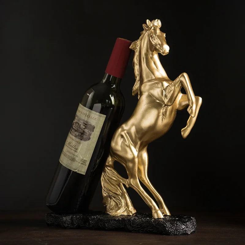 Suporte para Vinho Cavalo de Guerra Dourado em Resina