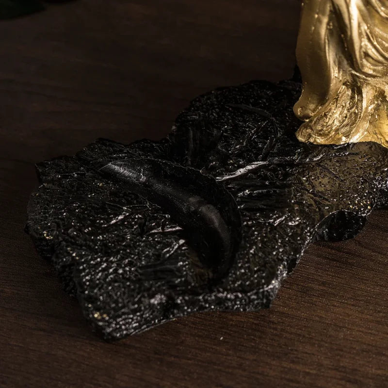 Suporte para Vinho Cavalo de Guerra Dourado em Resina
