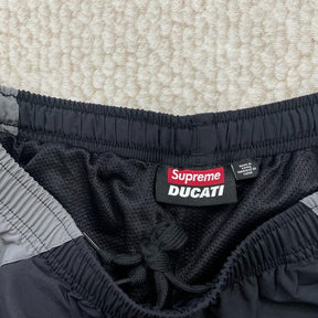 Conjunto Supreme x Ducati