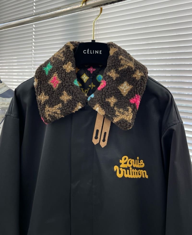 Jaqueta Louis Vuitton  Aviator Monogram Fleece Collar