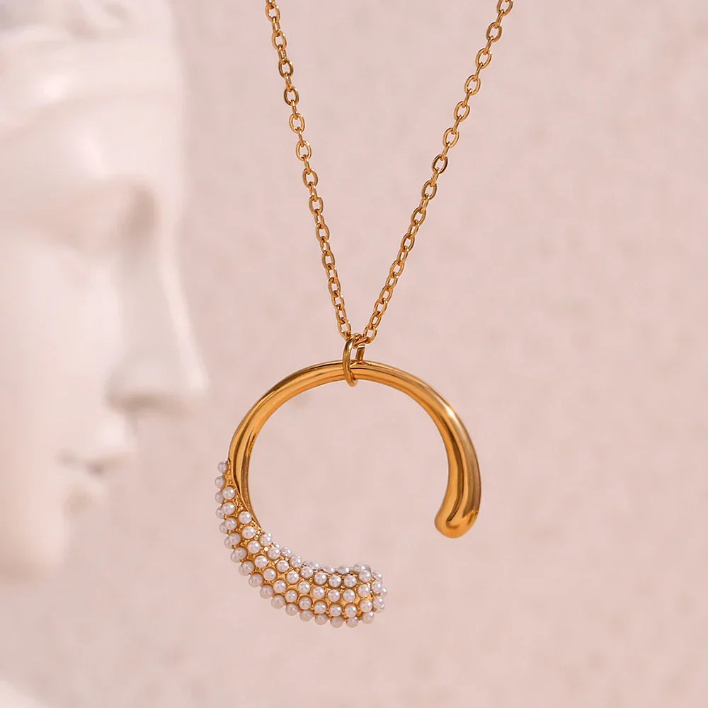 Colar Dourado com Pingente de Lua e Pérola Sintética
