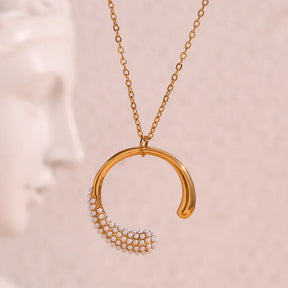 Colar Dourado com Pingente de Lua e Pérola Sintética