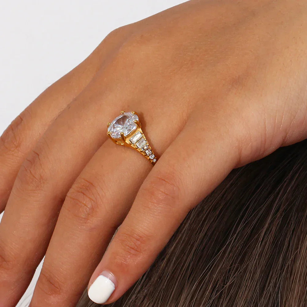 Anel Elegante com Cristal Oval e Zircônia Cúbica