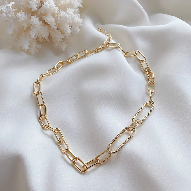Colar Choker de Elos Dourados com Zircônia