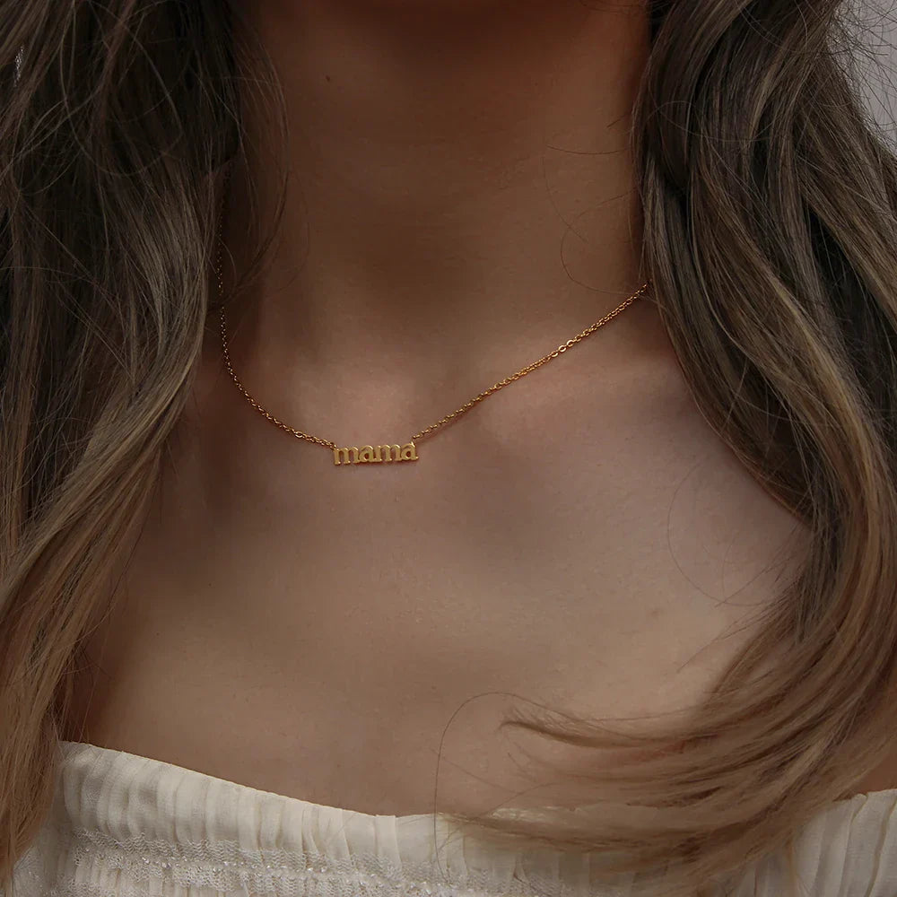 Colar Minimalista de Ouro com Pingente 'Mama'