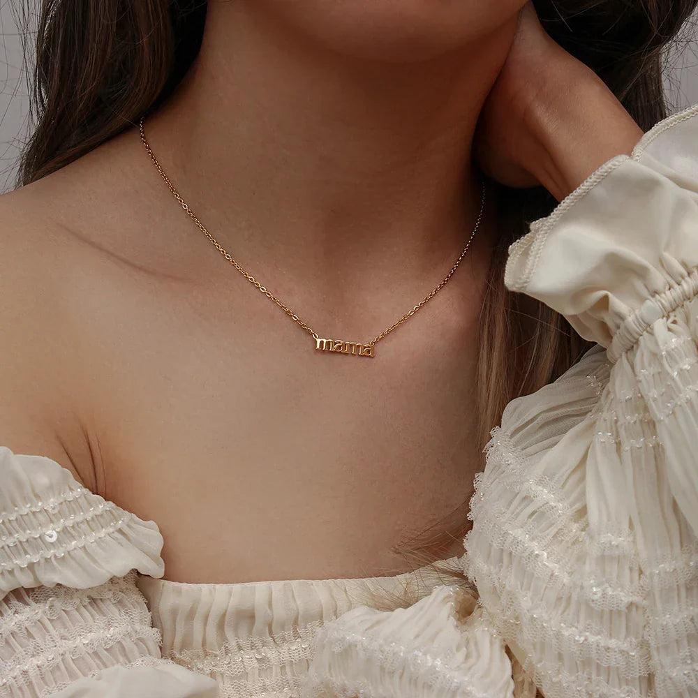 Colar Minimalista de Ouro com Pingente 'Mama'