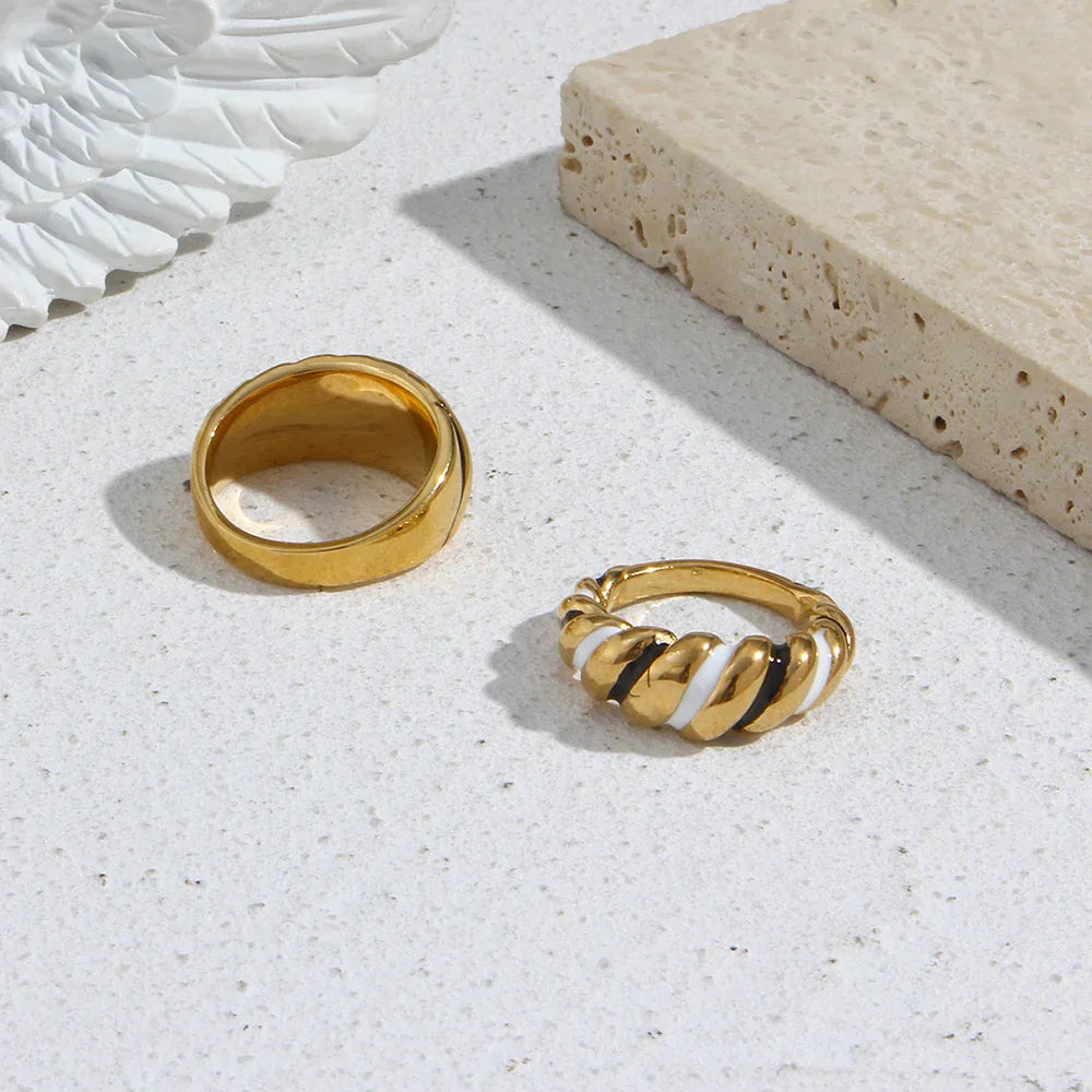 Anel Croissant Esmalte Dourado Hipoalergênico