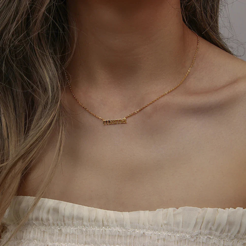 Colar Minimalista de Ouro com Pingente 'Mama'